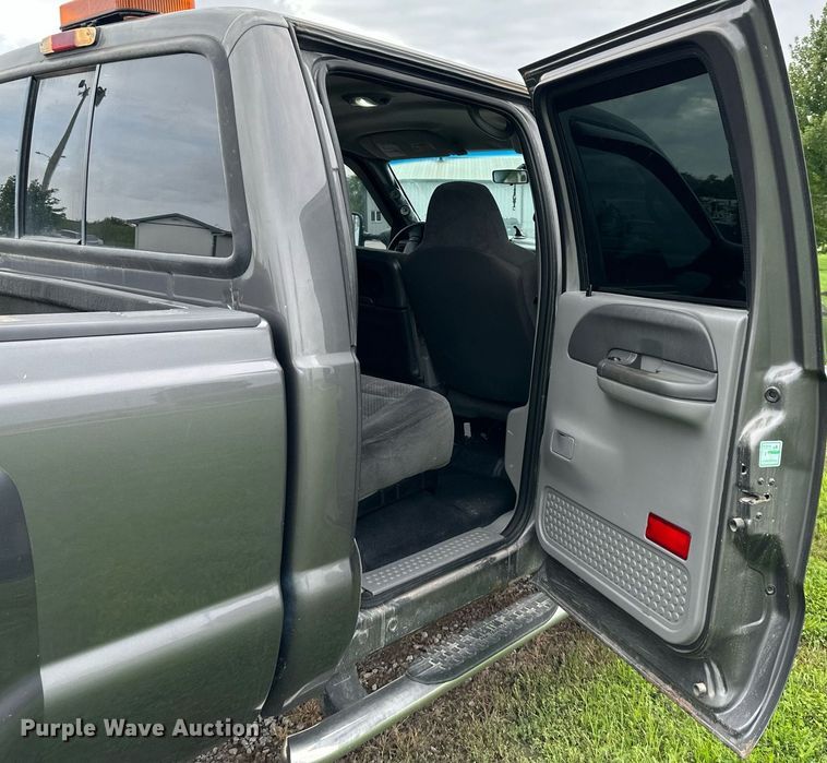 image for item DS2157 2002  Ford F350 Super Duty  Crew Cab pickup truck