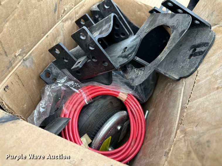 image for item DS2157 2002  Ford F350 Super Duty  Crew Cab pickup truck