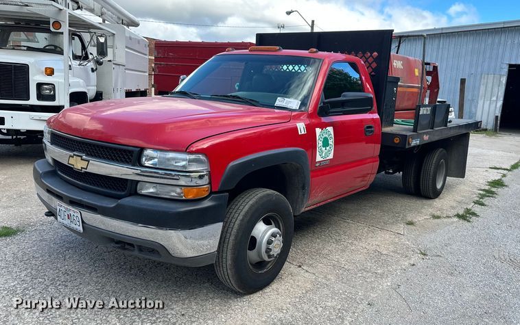 image for item DS2227 2002 Chevrolet Silverado 3500  flatbed pickup truck