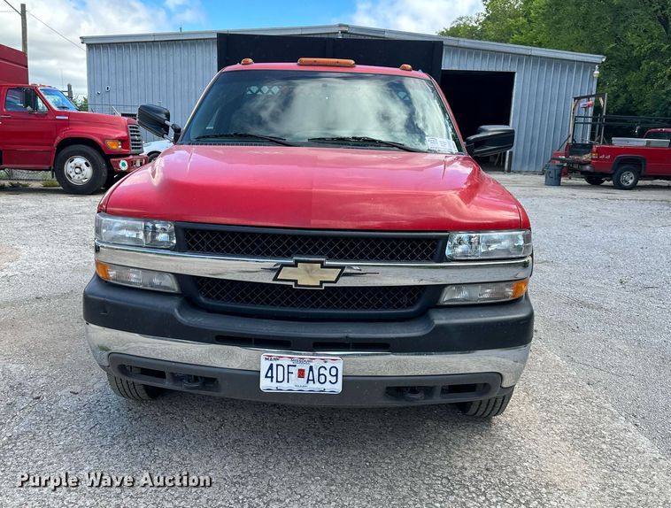 image for item DS2227 2002 Chevrolet Silverado 3500  flatbed pickup truck