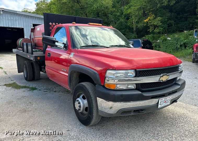 image for item DS2227 2002 Chevrolet Silverado 3500  flatbed pickup truck