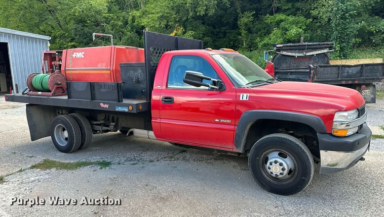 image for item DS2227 2002 Chevrolet Silverado 3500  flatbed pickup truck