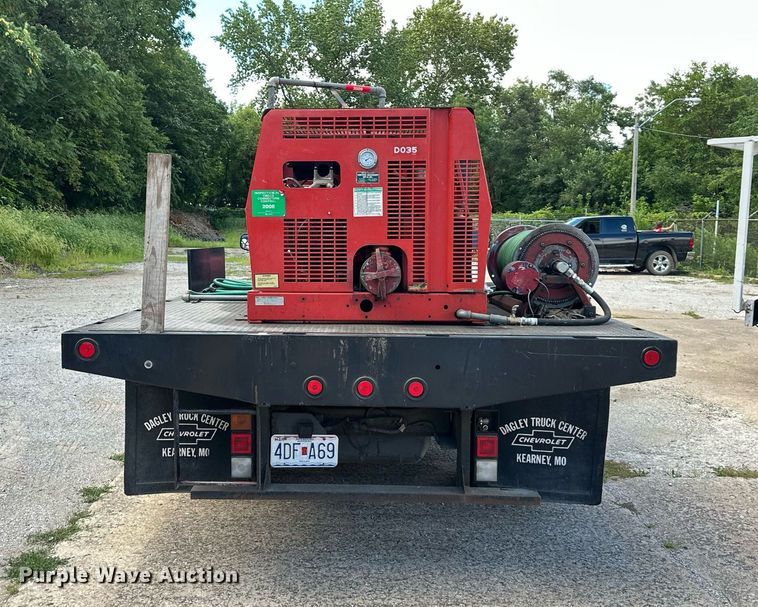 image for item DS2227 2002 Chevrolet Silverado 3500  flatbed pickup truck