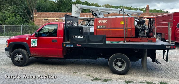 image for item DS2227 2002 Chevrolet Silverado 3500  flatbed pickup truck