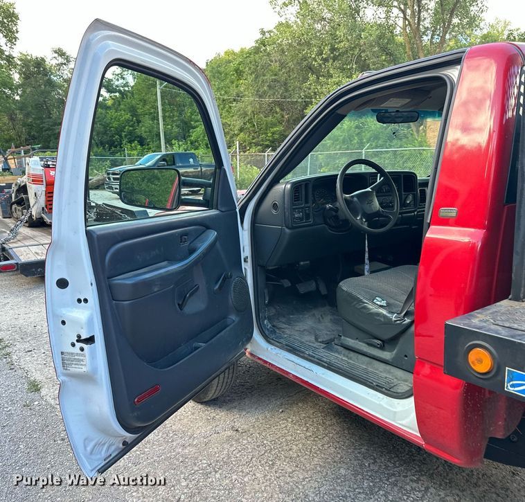 image for item DS2227 2002 Chevrolet Silverado 3500  flatbed pickup truck