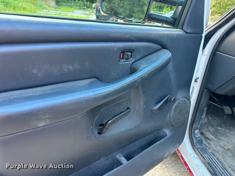 image for item DS2227 2002 Chevrolet Silverado 3500  flatbed pickup truck