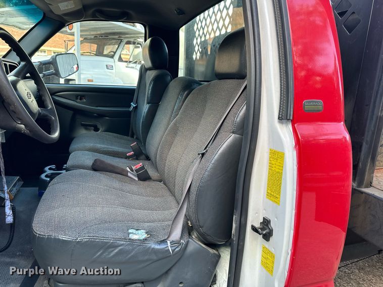 image for item DS2227 2002 Chevrolet Silverado 3500  flatbed pickup truck