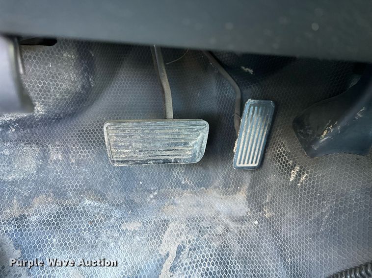 image for item DS2227 2002 Chevrolet Silverado 3500  flatbed pickup truck