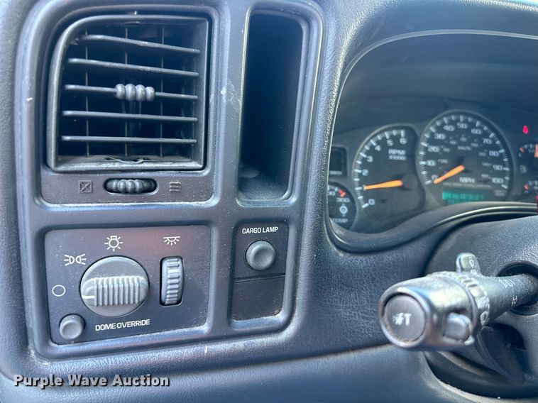 image for item DS2227 2002 Chevrolet Silverado 3500  flatbed pickup truck