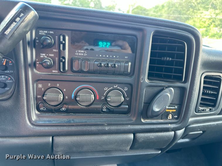 image for item DS2227 2002 Chevrolet Silverado 3500  flatbed pickup truck