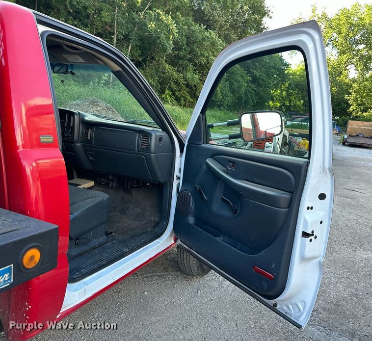 image for item DS2227 2002 Chevrolet Silverado 3500  flatbed pickup truck