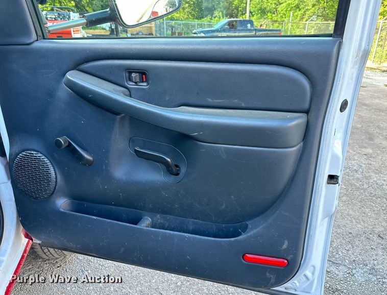 image for item DS2227 2002 Chevrolet Silverado 3500  flatbed pickup truck