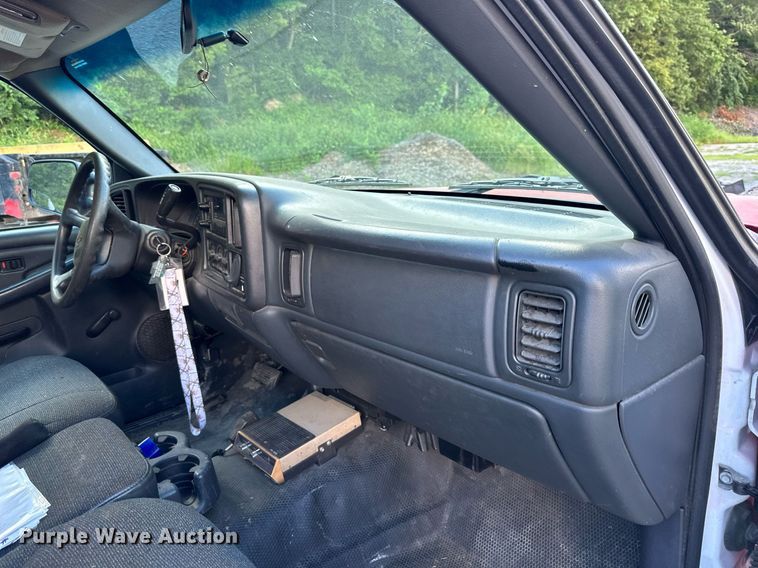 image for item DS2227 2002 Chevrolet Silverado 3500  flatbed pickup truck