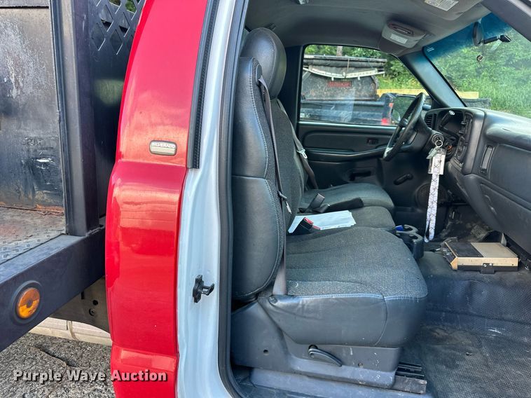 image for item DS2227 2002 Chevrolet Silverado 3500  flatbed pickup truck