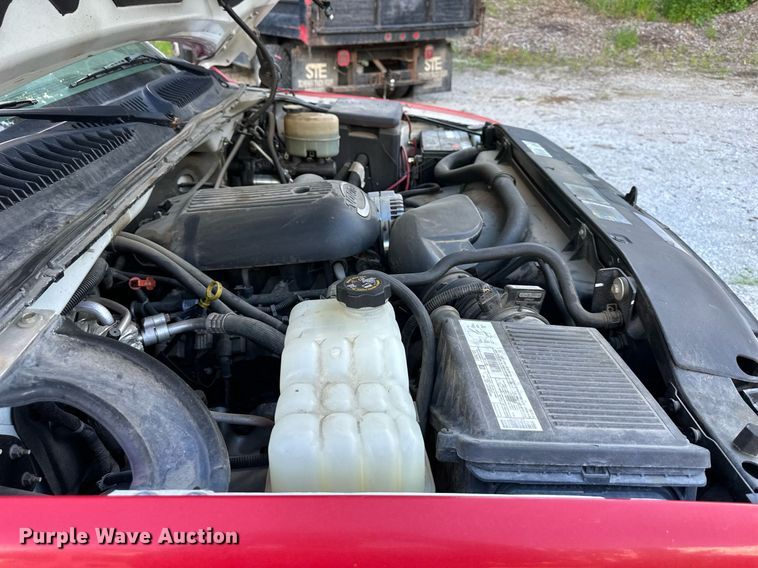 image for item DS2227 2002 Chevrolet Silverado 3500  flatbed pickup truck