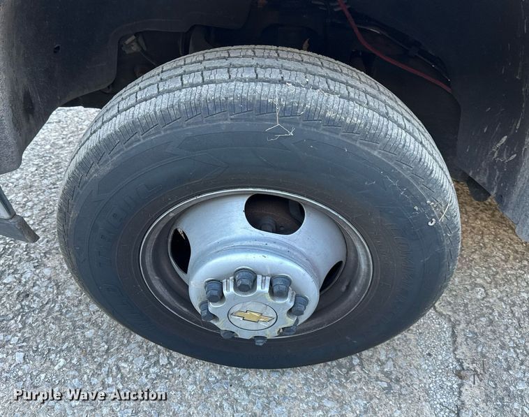 image for item DS2227 2002 Chevrolet Silverado 3500  flatbed pickup truck