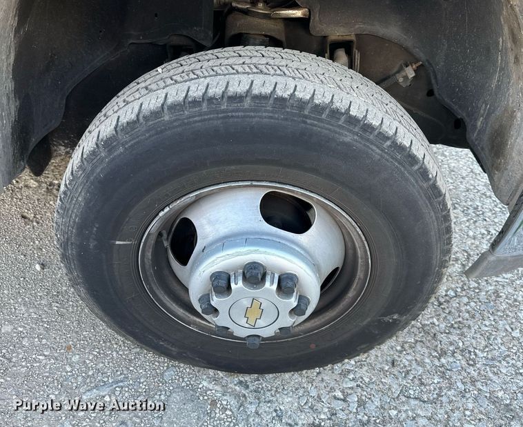 image for item DS2227 2002 Chevrolet Silverado 3500  flatbed pickup truck