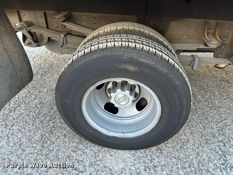 image for item DS2227 2002 Chevrolet Silverado 3500  flatbed pickup truck