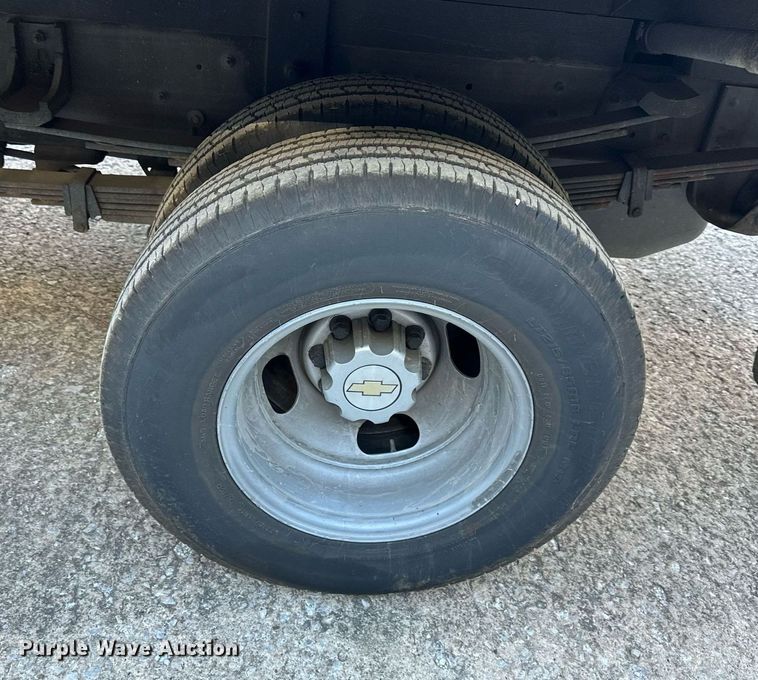 image for item DS2227 2002 Chevrolet Silverado 3500  flatbed pickup truck