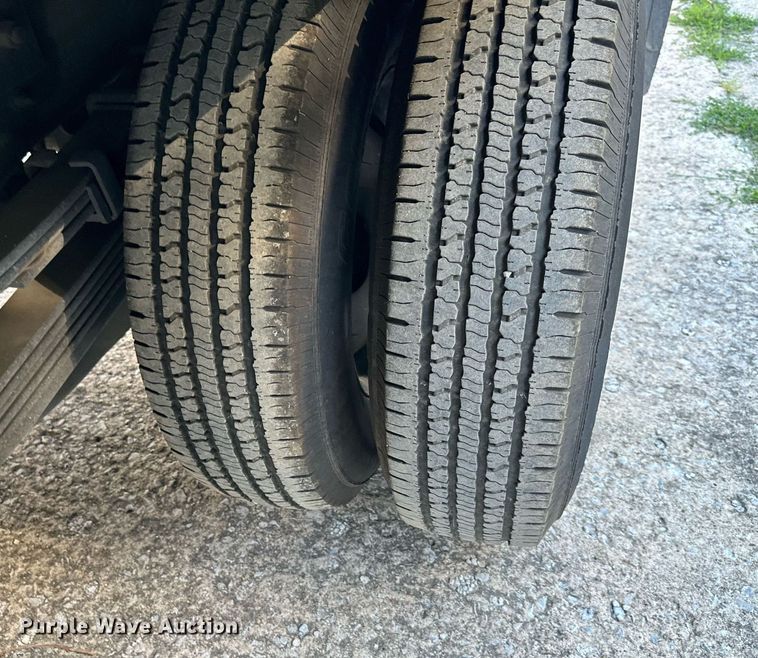 image for item DS2227 2002 Chevrolet Silverado 3500  flatbed pickup truck