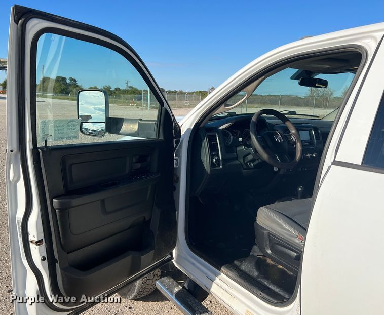 image for item DS2456 2018 Dodge Ram 5500  Crew Cab flatbed truck