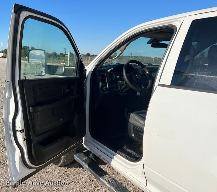 image for item DS2457 2018 Dodge Ram 5500  Crew Cab flatbed truck