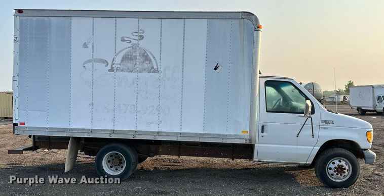 image for item DS6430 2002 Ford E350 Super Duty  box truck