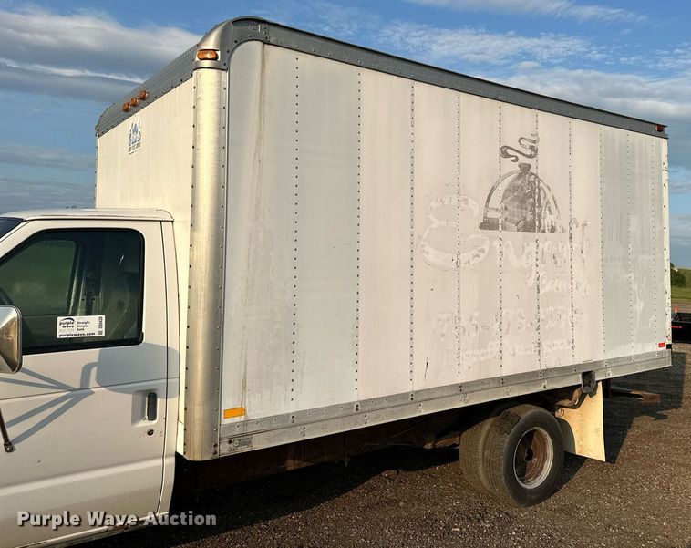 image for item DS6430 2002 Ford E350 Super Duty  box truck