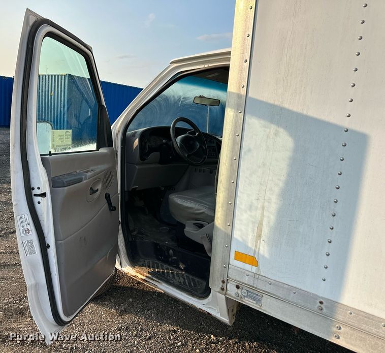 image for item DS6430 2002 Ford E350 Super Duty  box truck
