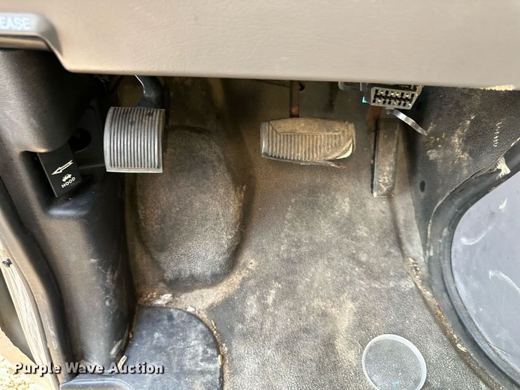 image for item DS6430 2002 Ford E350 Super Duty  box truck