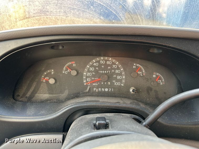 image for item DS6430 2002 Ford E350 Super Duty  box truck