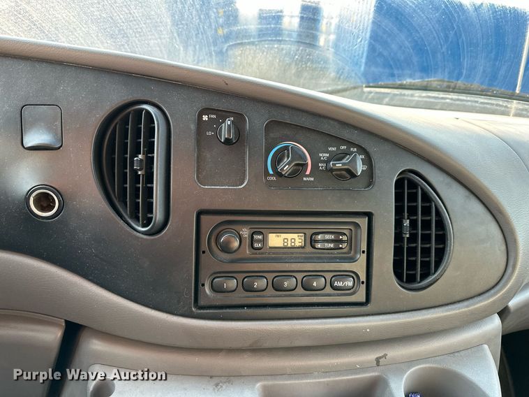 image for item DS6430 2002 Ford E350 Super Duty  box truck