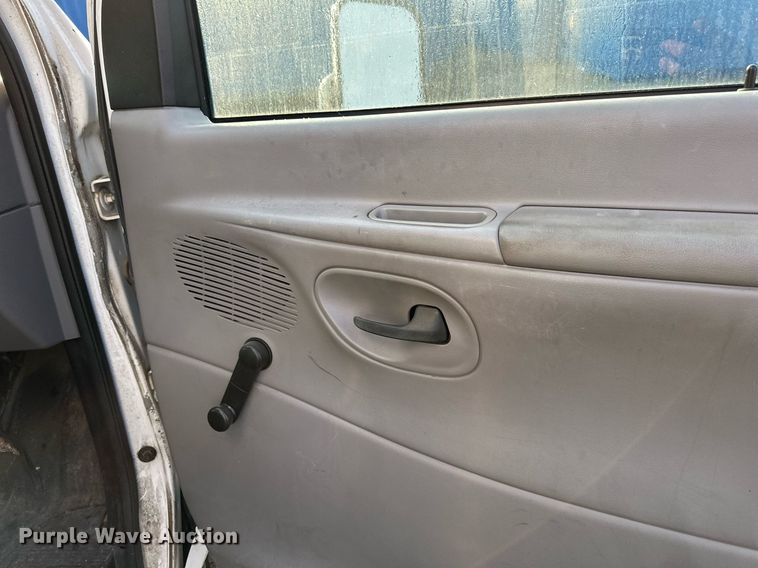 image for item DS6430 2002 Ford E350 Super Duty  box truck