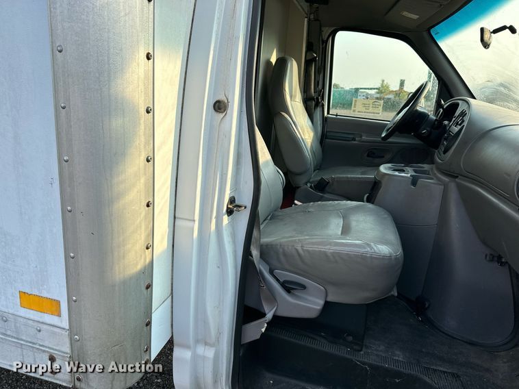 image for item DS6430 2002 Ford E350 Super Duty  box truck