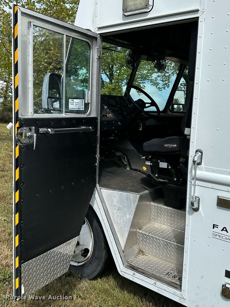 image for item DV1029 2003 Freightliner MT55  mobile command center vehicle