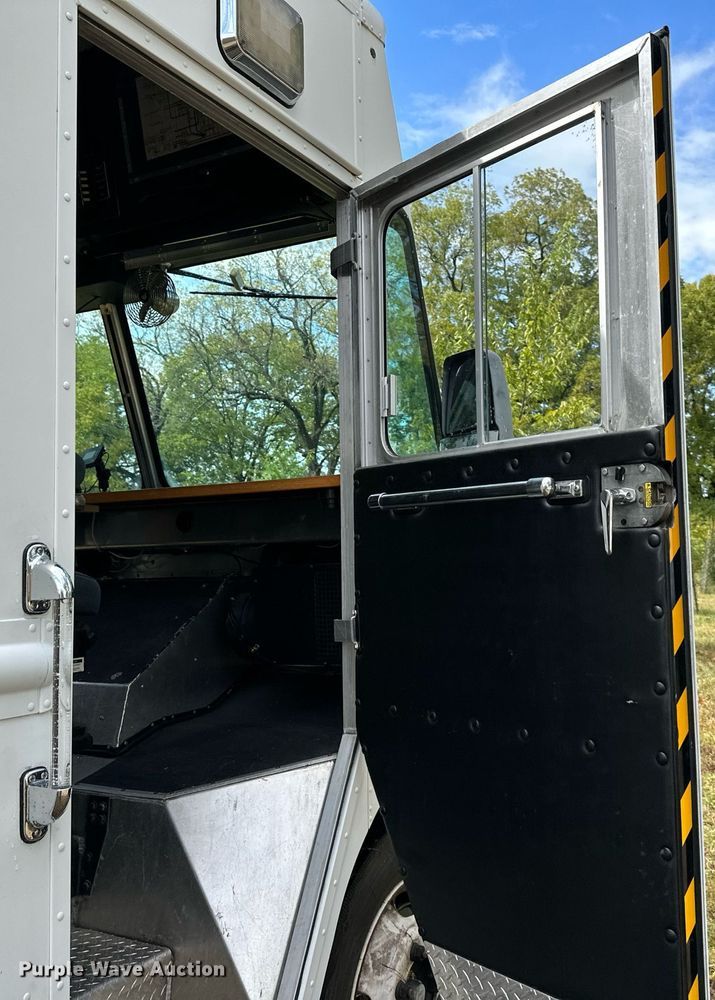 image for item DV1029 2003 Freightliner MT55  mobile command center vehicle