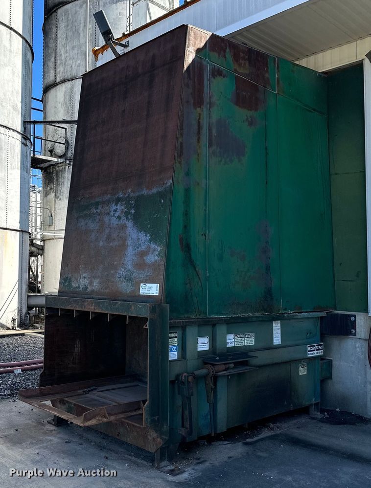 image for item DV1038 2002 Mcclain Ezpack M2  compactor