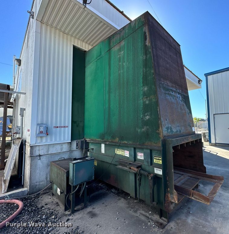 image for item DV1038 2002 Mcclain Ezpack M2  compactor