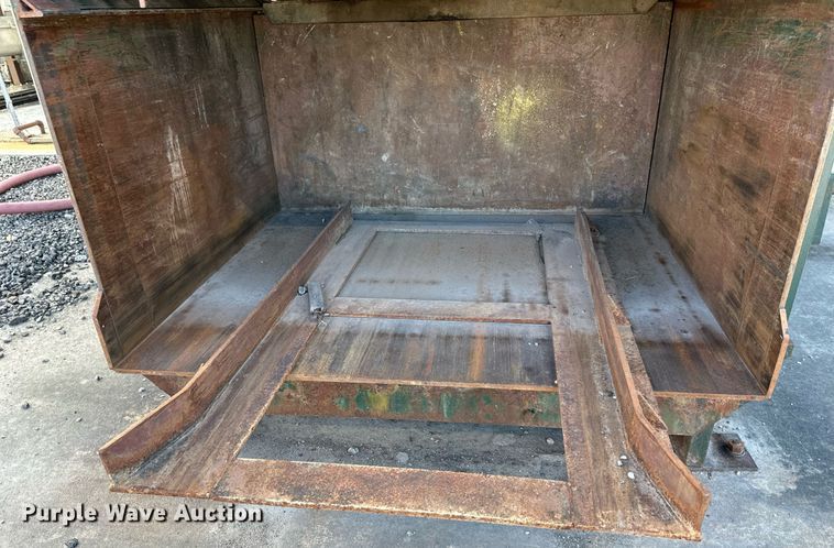 image for item DV1038 2002 Mcclain Ezpack M2  compactor