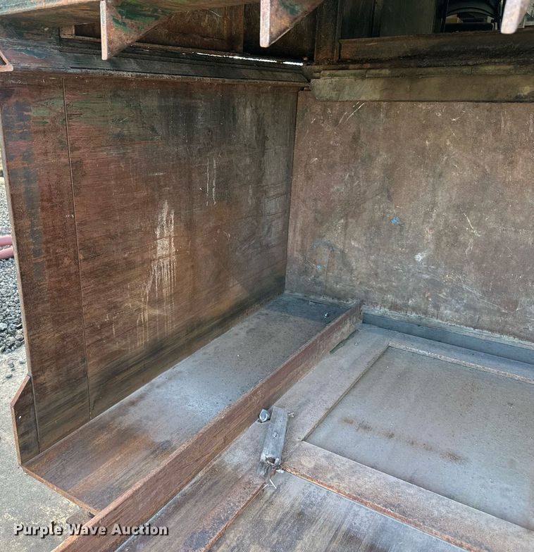 image for item DV1038 2002 Mcclain Ezpack M2  compactor