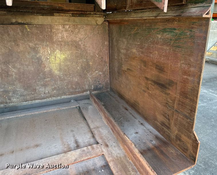 image for item DV1038 2002 Mcclain Ezpack M2  compactor