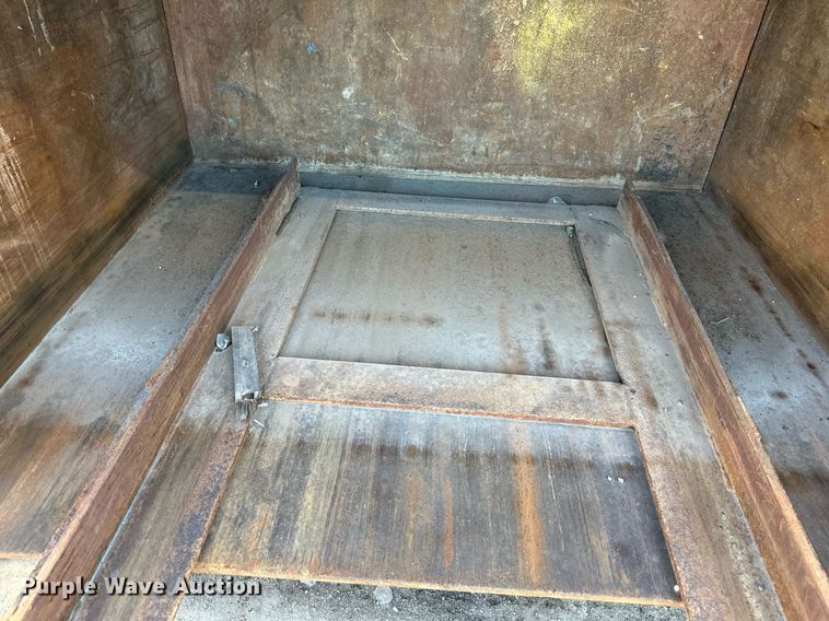 image for item DV1038 2002 Mcclain Ezpack M2  compactor