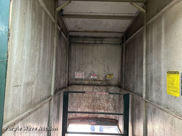 image for item DV1038 2002 Mcclain Ezpack M2  compactor