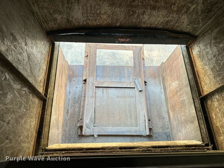 image for item DV1038 2002 Mcclain Ezpack M2  compactor