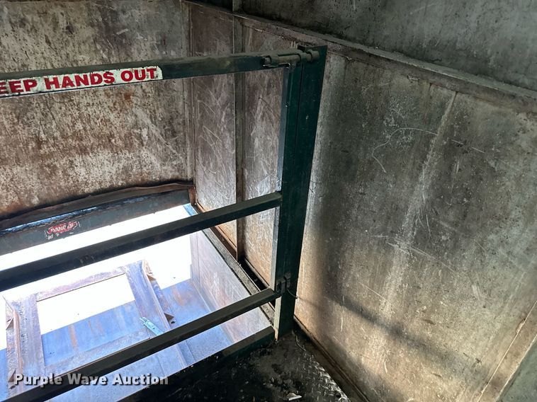 image for item DV1038 2002 Mcclain Ezpack M2  compactor