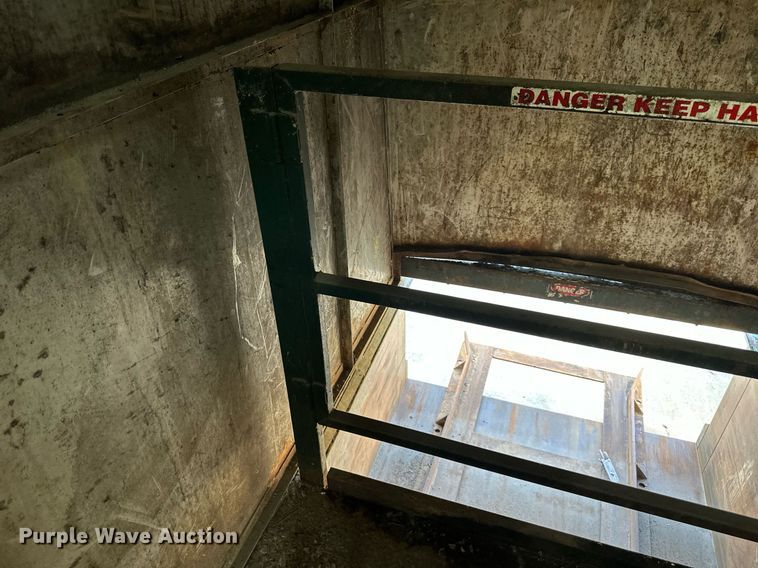 image for item DV1038 2002 Mcclain Ezpack M2  compactor