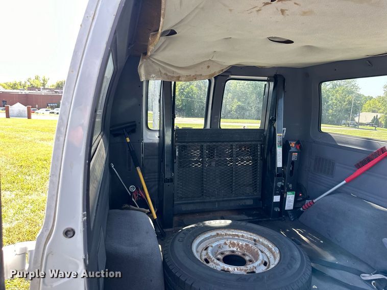 image for item DW2750 1999 Dodge Ram 2500  handicap accessible van