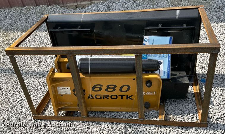 image for item DW2768 Agrotk 680  skid steer breaker