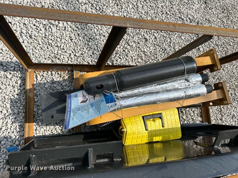 image for item DW2768 Agrotk 680  skid steer breaker