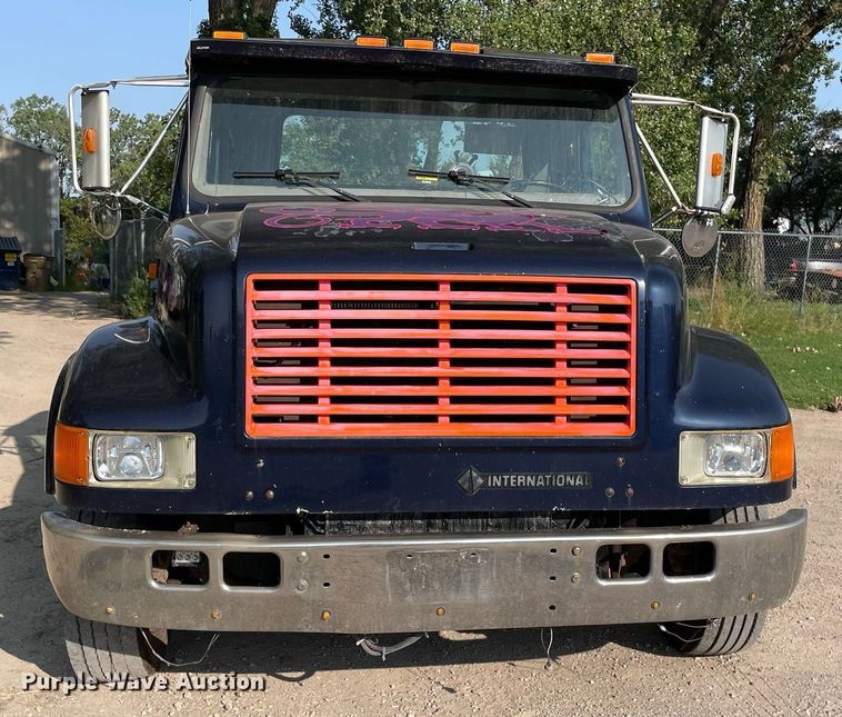 image for item HN9945 1997 International 4700  tow truck